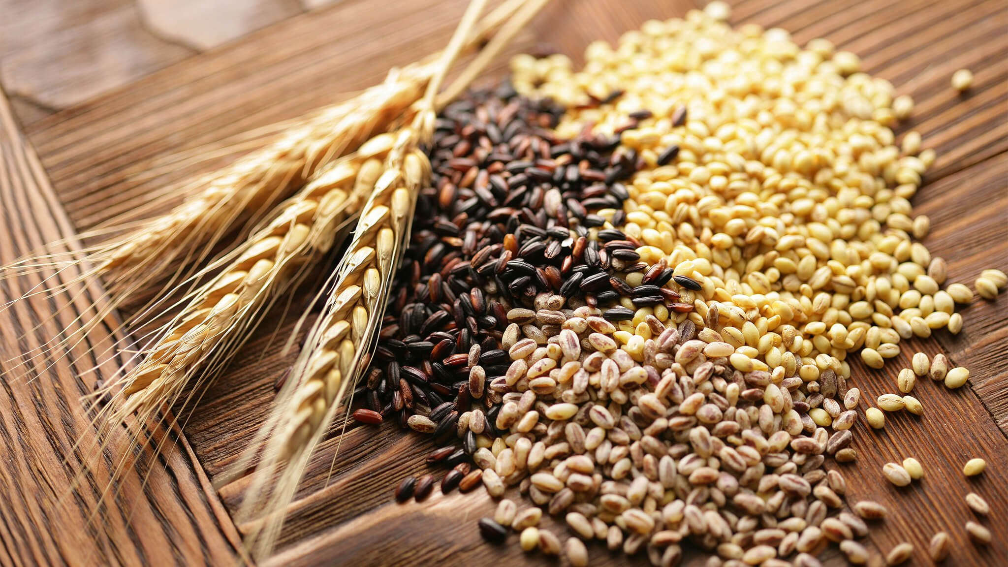 К группе фьючерсов на зерно принадлежат, кроме уже обозначенных пшеницы, овса и кукурузы, – рис, а также соевые продукты: бобы, муку и масло.